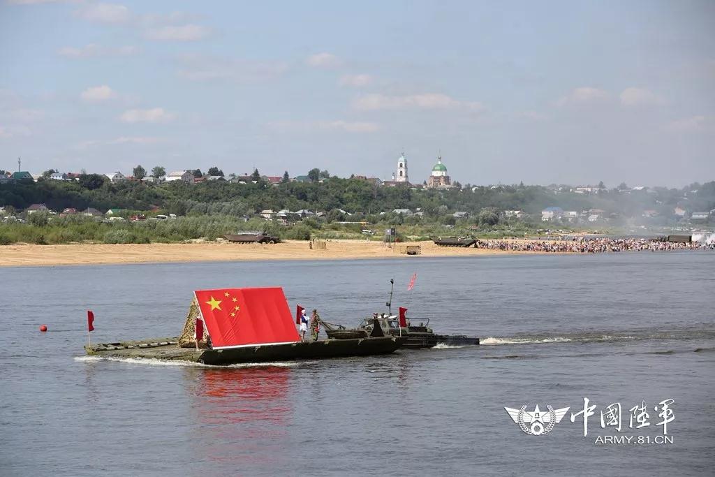 覆有中国国旗的俄方门桥搭载在赛道上行驶.