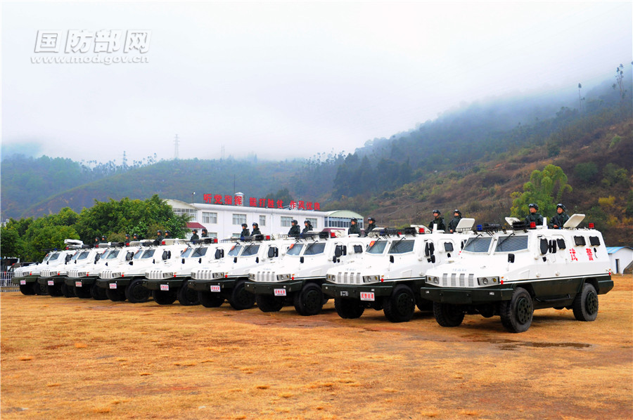 重型巡逻车上,官兵在雨中聆听习主席训令.