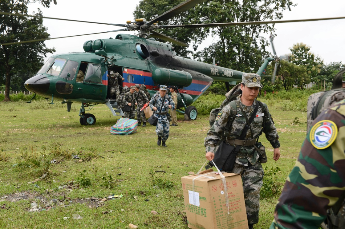 解放军医疗队抵达老挝南部溃坝事故灾区