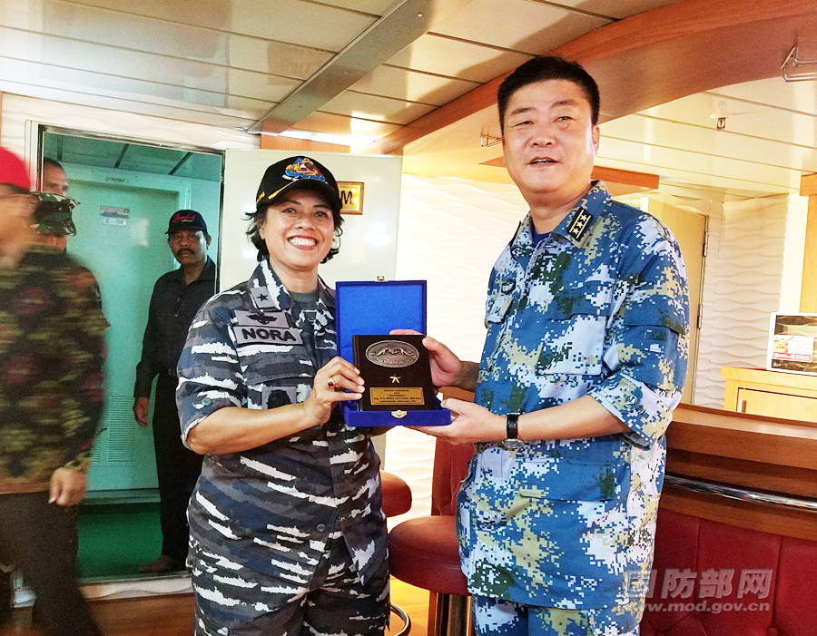中国海军舰艇编队参加科摩多-2018医疗民事