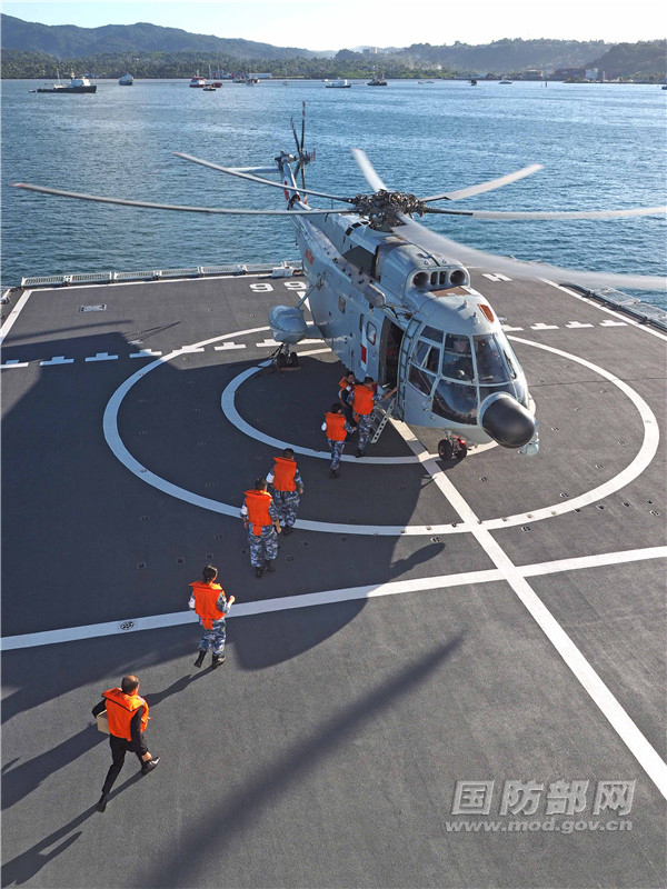 中国海军和平方舟医院船医疗分队赴斐济瓦图莱