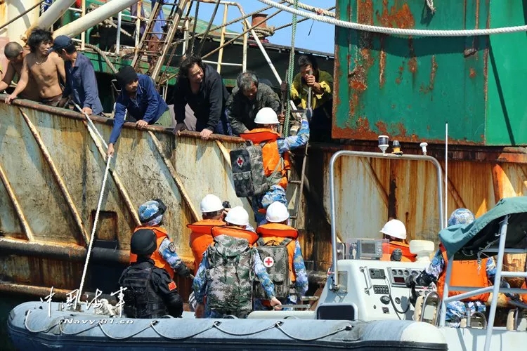 千里急驰救伤员,海军第31批护航编队组织骆马