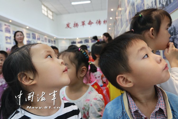 海军陆战队某旅军史馆来了批特殊参观者 - 中华