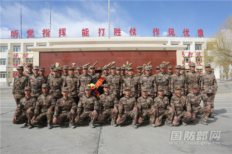 全国人大代表拉齐尼与某边防团新战士座谈
