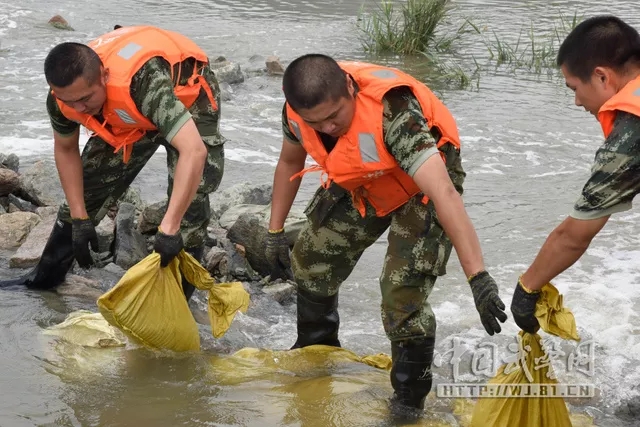 @武警官兵:我不知道你是谁,却知道你为了谁!