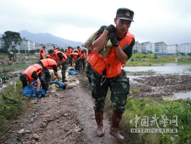 @武警官兵:我不知道你是谁，却知道你为了谁!