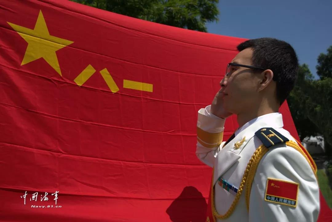 区党委首长鼓励全体退役干部传承军人风采,书写人生华章."向军旗敬礼!