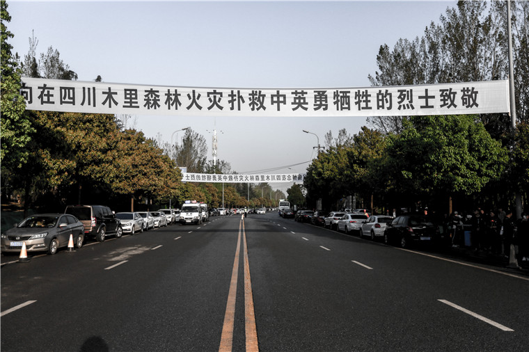 凉山扑火英雄烈士妈妈:让我最后一次摸下我的儿子