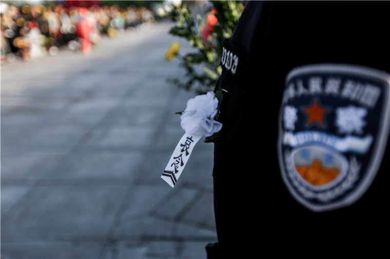 凉山扑火英雄烈士妈妈:让我最后一次摸下我的儿子