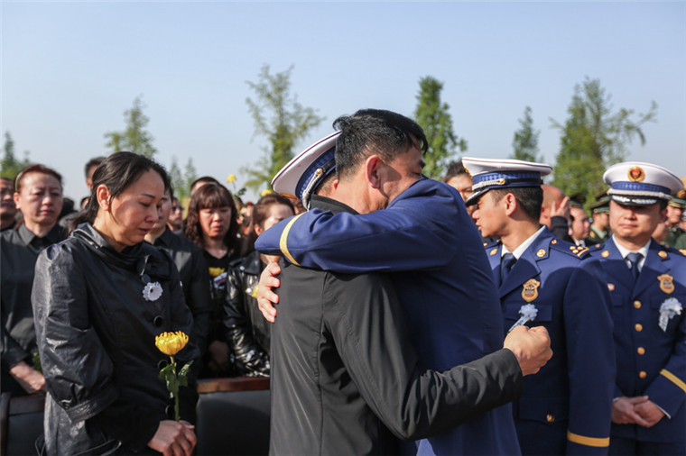 凉山扑火英雄烈士妈妈:让我最后一次摸下我的儿子