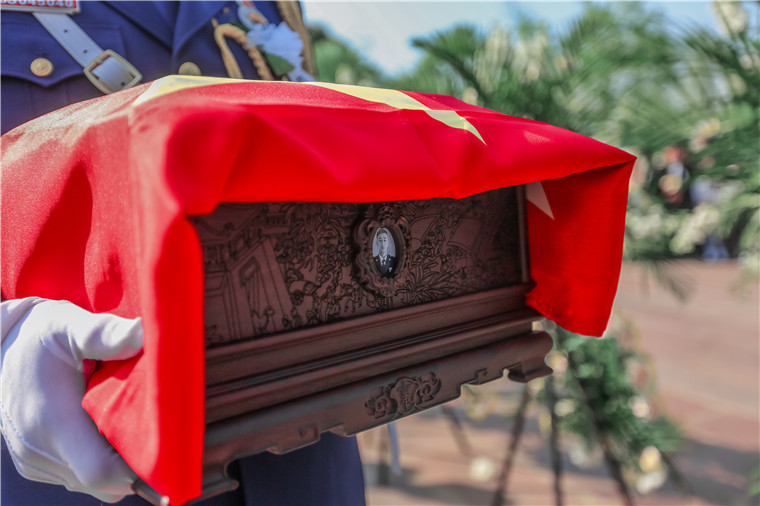 凉山扑火英雄烈士妈妈:让我最后一次摸下我的儿子