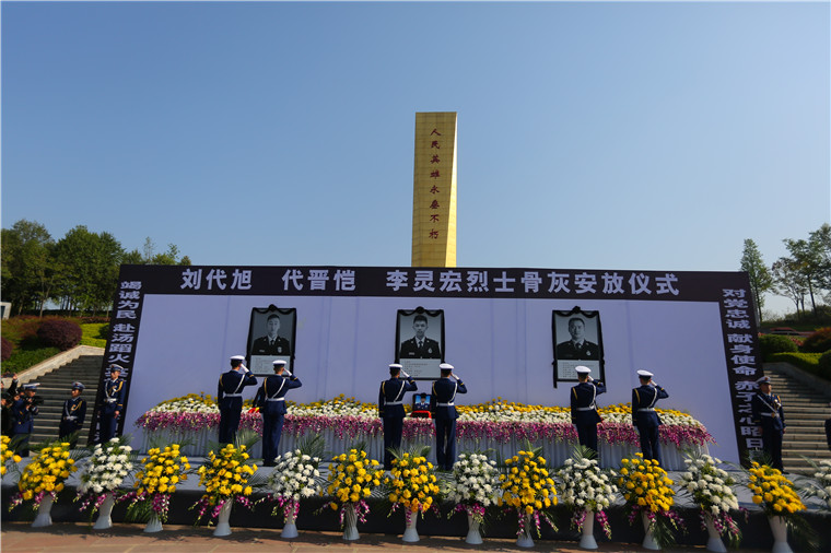 凉山扑火英雄烈士妈妈:让我最后一次摸下我的儿子