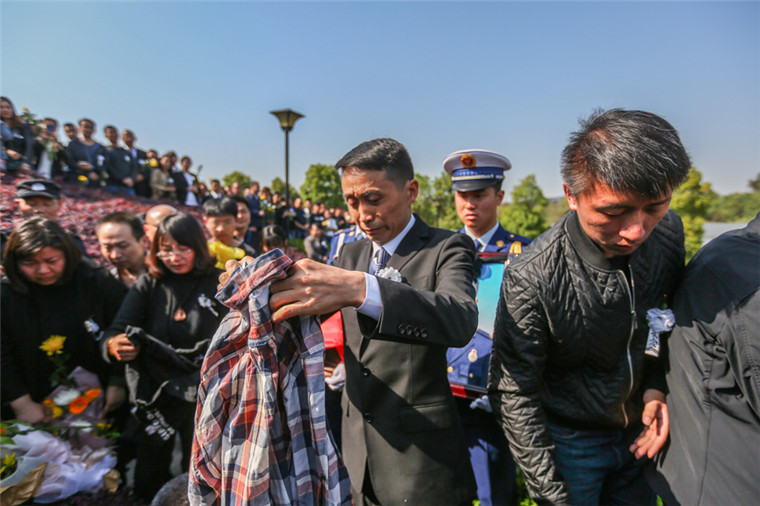 凉山扑火英雄烈士妈妈:让我最后一次摸下我的儿子