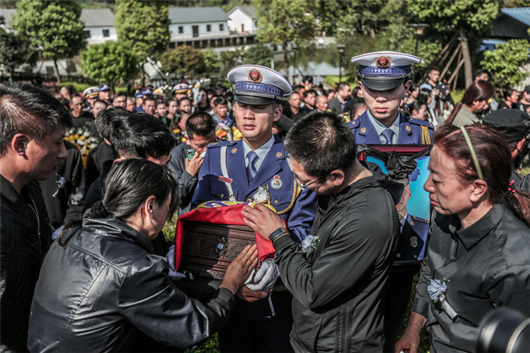 凉山扑火英雄烈士妈妈:让我最后一次摸下我的儿子