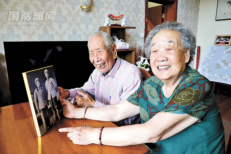 68岁的新婚合影