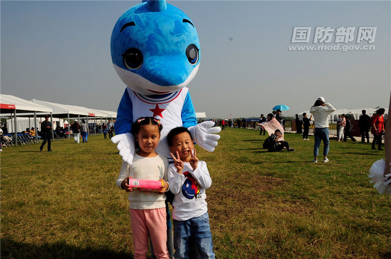 看完军运会跳伞首日比赛,小男孩这个举动出人
