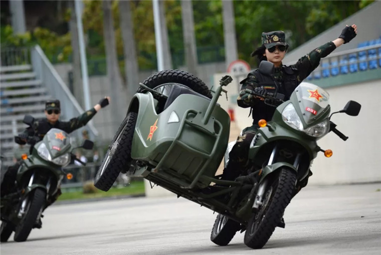 在驻澳门部队，遇见骑摩托车的女兵