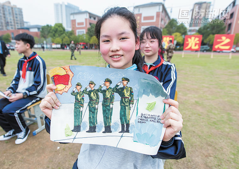 善卷中学学生张颜蕾画了一幅军人站岗的画像