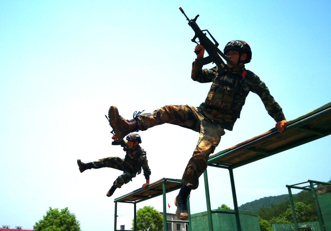 武警江西总队吉安支队井冈山中队官兵进行400米障碍训练(2020年5月13
