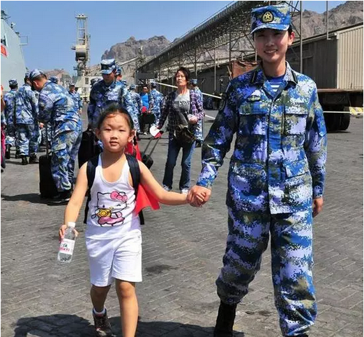 死神摸了摸我的头盔丨也门撤侨,展现《红海行