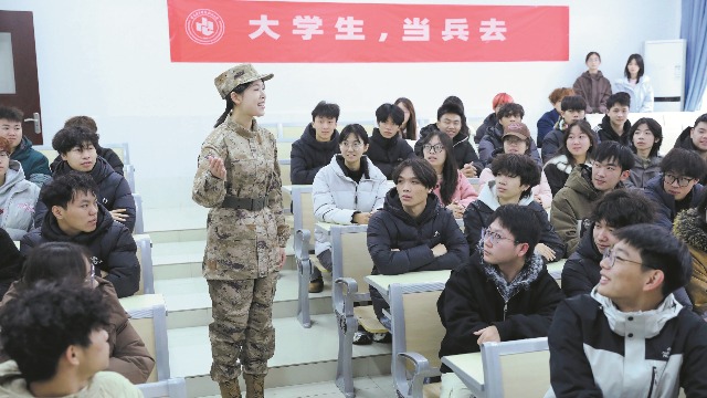 重庆市沙坪坝区征兵办在辖区高校开展征兵宣传进校园活动