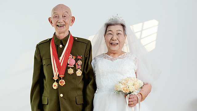 九十九岁老红军陈大国与妻子拍下第一张结婚照