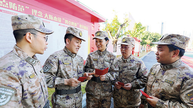 空军某部和信息支援部队某部发放首批《中国人民解放军预备役人员证》见闻