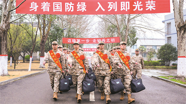 火箭军某新兵团迎来今年上半年入伍新兵