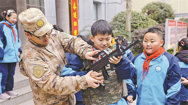 陕西省城固县人武部组织小学生走进军营学习国防知识