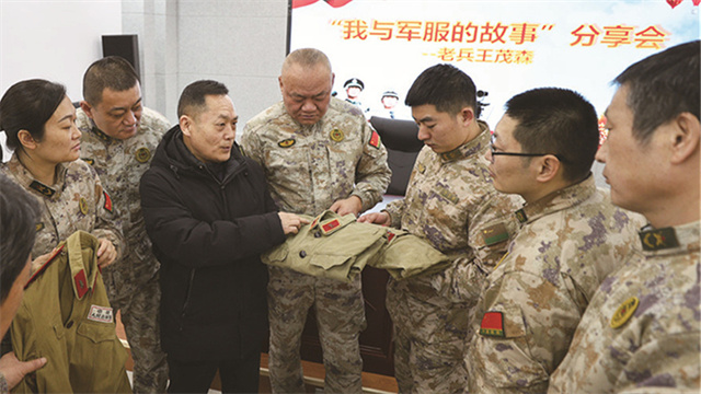 退役老兵王茂森收藏我军各时期军装开展国防教育记事