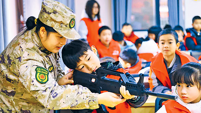 湖南省怀化市鹤城区人武部组织专武干部走进社区开展国防教育