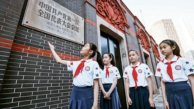 上海市卢湾一中心小学“红喇叭”小讲解员社团当好红色传人