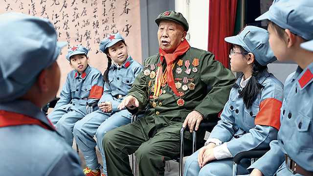 尚志小学邀请96岁东北抗联老兵王济堂走上“开学第一课”