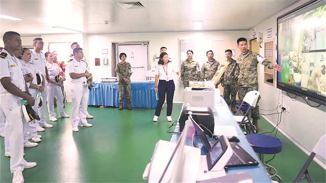 “丝路方舟”号医院船与巴西海军开展战伤救援主题交流活动