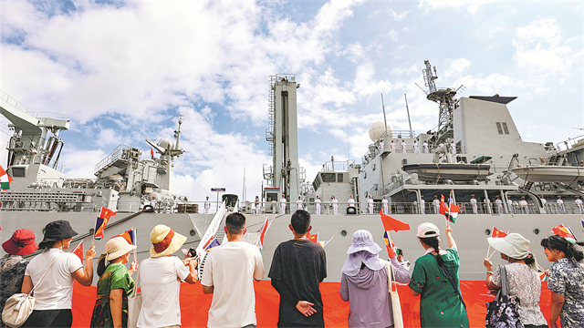 海军第47批护航编队技术停靠塞舌尔维多利亚港