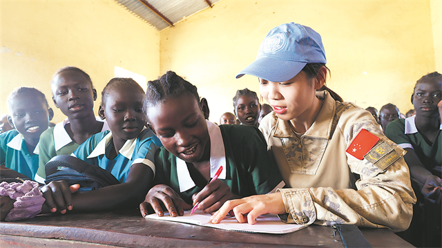 我赴阿卜耶伊维和快反分队官兵到木木小学开展助学慰问活动