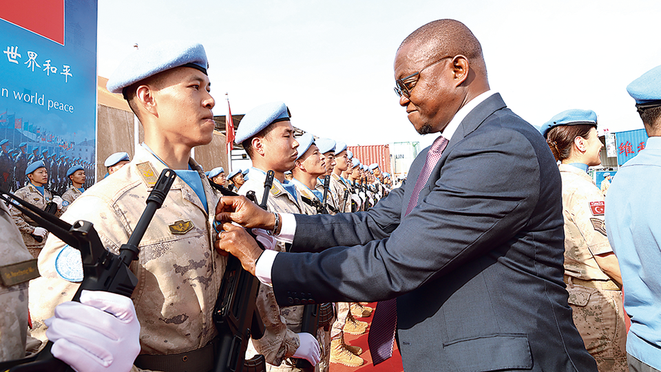 中国第二批赴阿卜耶伊维和快反分队官兵荣获和平荣誉勋章