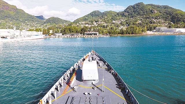 我海军第48批护航编队唐山舰抵达塞舌尔进行友好访问