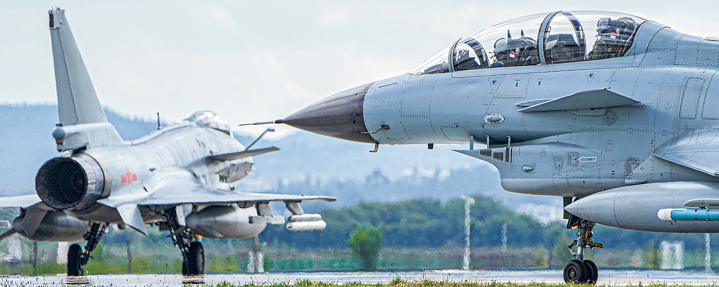 空军某部开展飞行训练