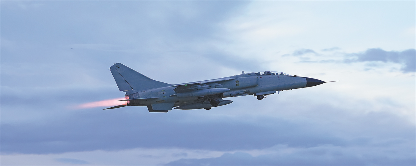 空军某部开展飞行训练