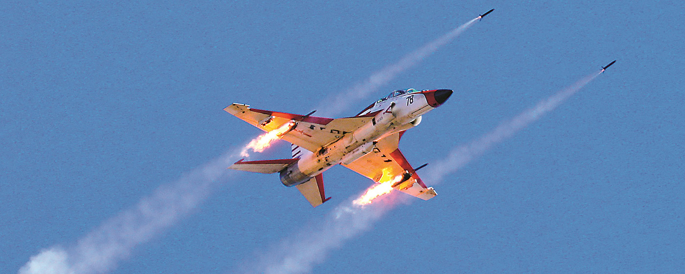 海军航空大学某团组织飞行学员开展对地面目标攻击科目考核