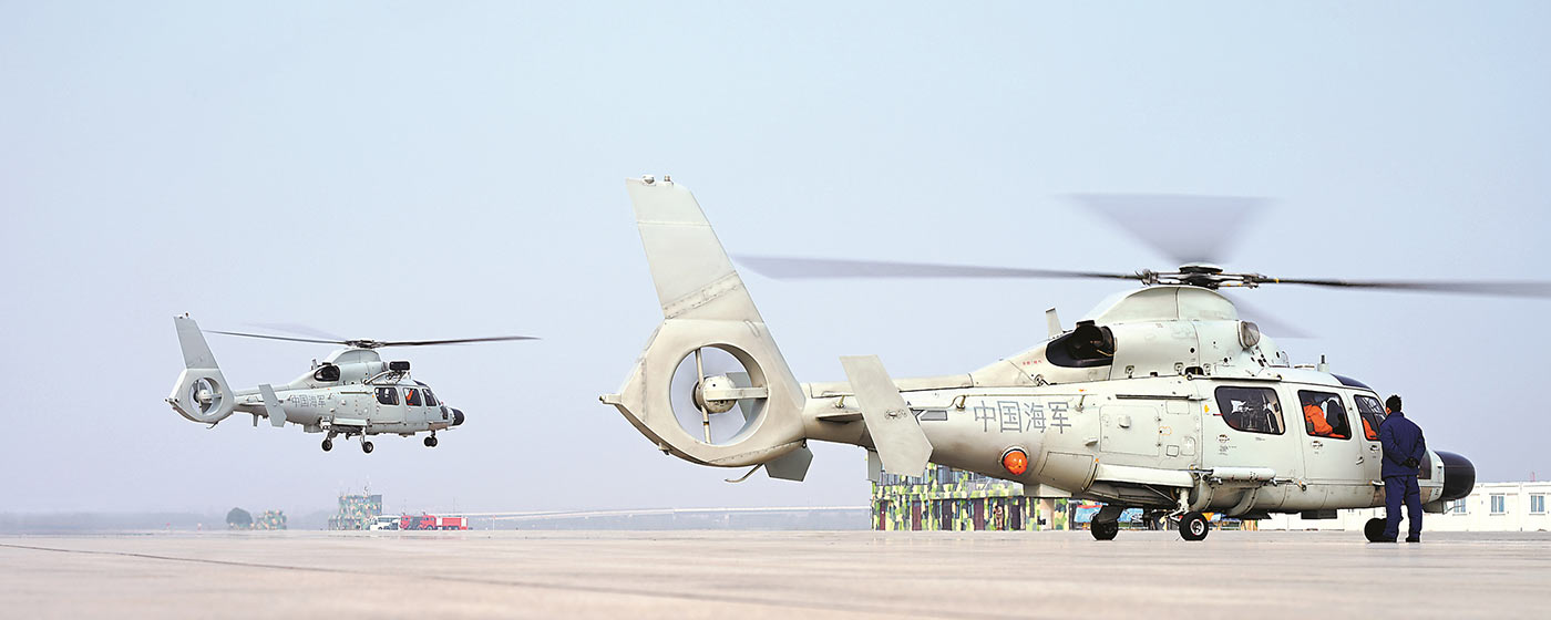 海军某团组织飞行训练