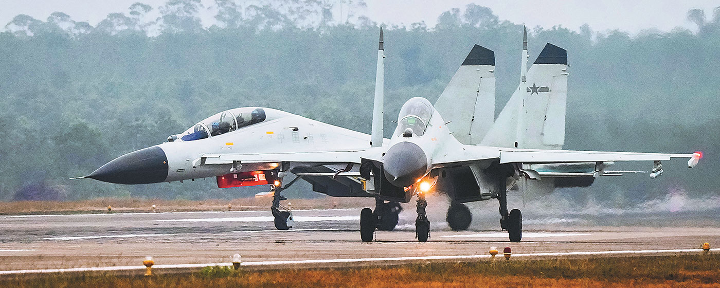 海军某部组织飞行训练