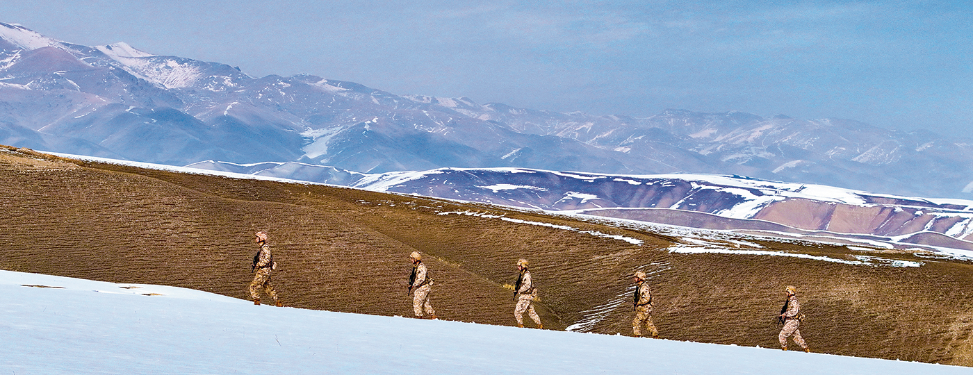 陆军某边防连官兵执行边境巡逻任务