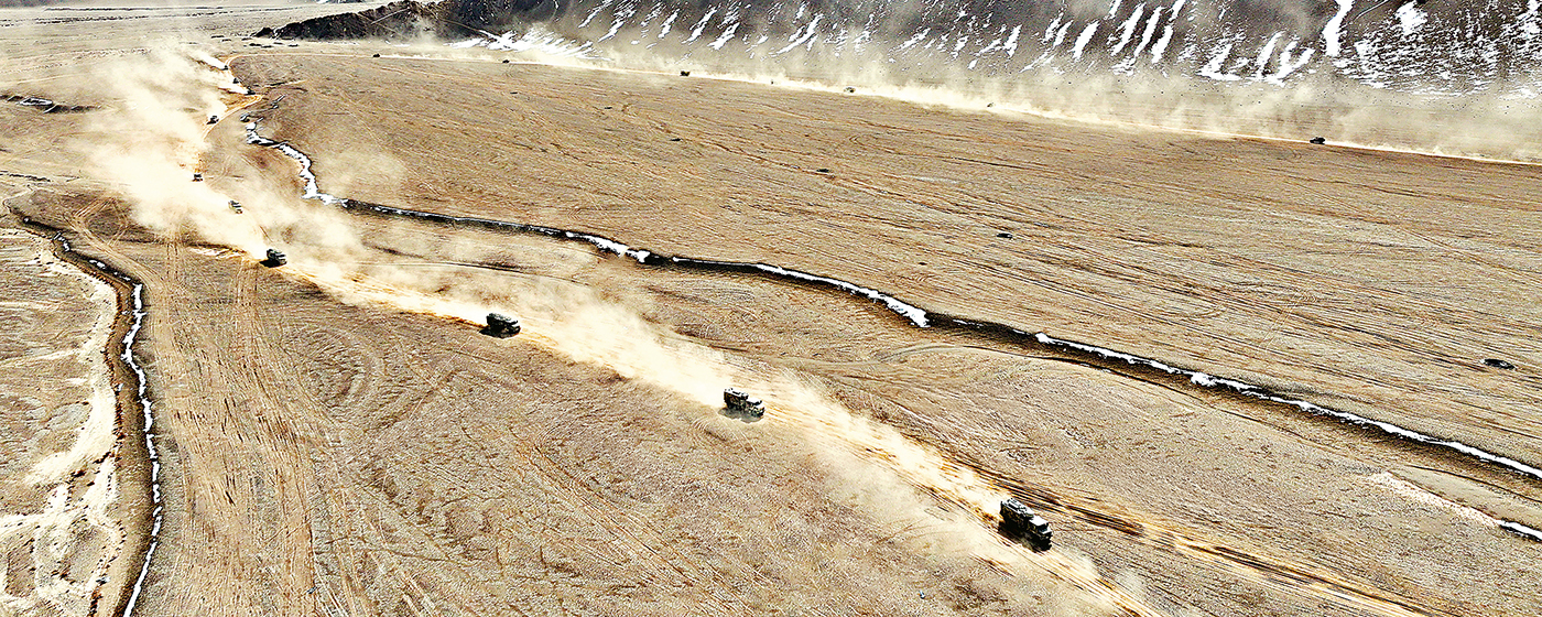 新疆军区某团组织驾驶训练
