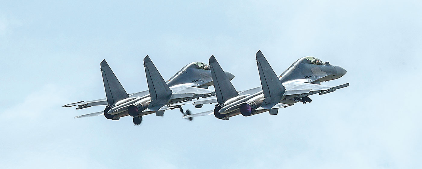 空军某部组织飞行训练