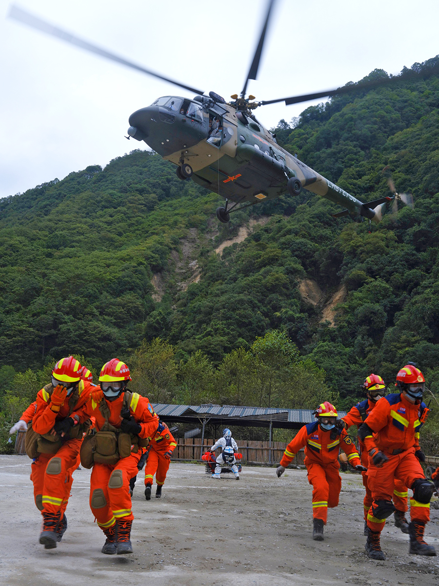 抢救生命全力救灾：解放军和武警部队支援四川地震72小时直击