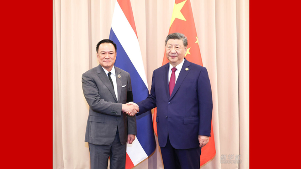 习近平会见泰国总理阿努廷