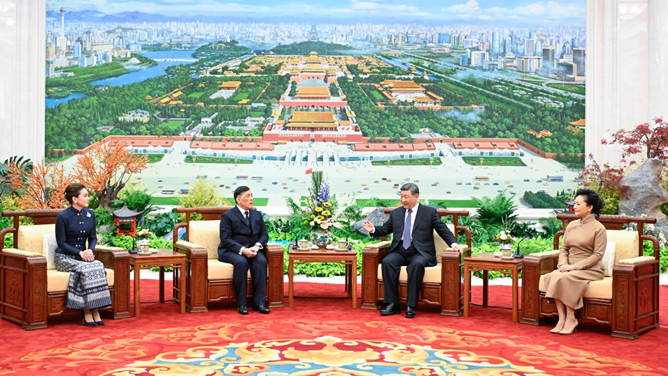 习近平会见泰国国王哇集拉隆功