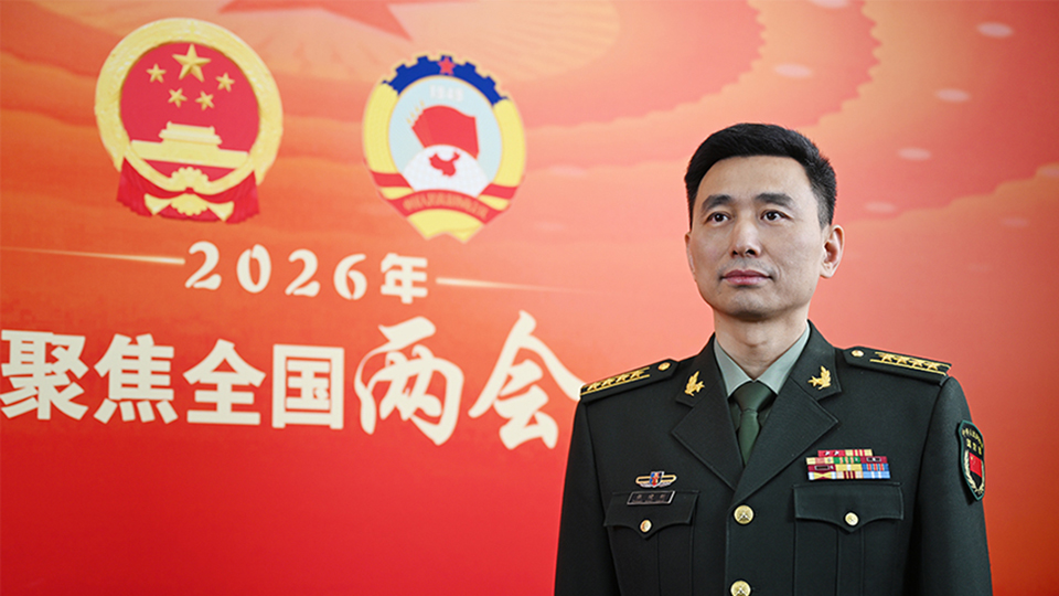 十四届全国人大四次会议解放军和武警部队代表团新闻发言人张晓刚接受媒体采访